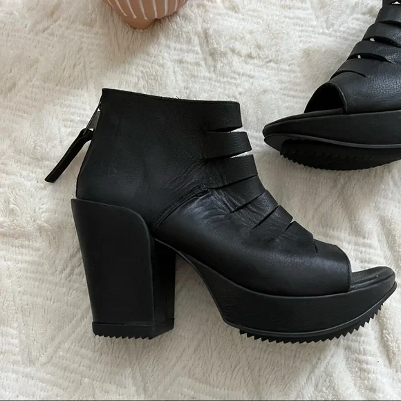 John Fluevog prepare Axe Black Leather Slit Open-Toe Platform Sandals size 9 - Picture 5 of 14